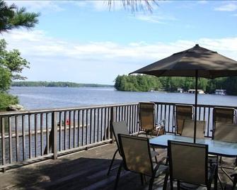Lake Muskoka 4 Br Cottage, Sandy Beach, Sunny Decks, Private - Bala - Balcony