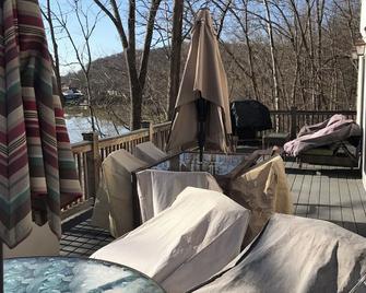 Secluded Lake Front Property With Private Hot Tub! - Waverly - Balcony