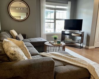 Modern Luxurious 2 Br Condo + Pool + Hot Tub + Games Room + Gym - Saskatoon - Salon