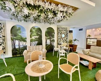 Hotel Euroasia By Bluebookers - Angeles City - Lounge