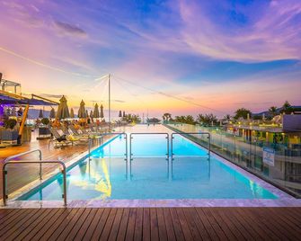 Hotel Clover Patong Phuket (Sha Plus+) - Patong - Piscină