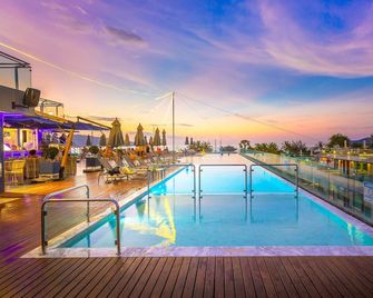 Hotel Clover Patong Phuket (Sha Plus+) - Patong - Pool