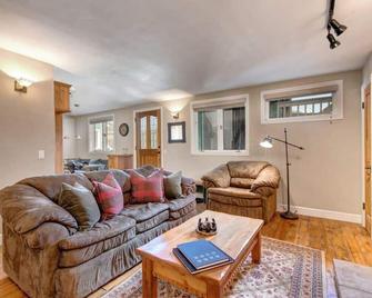 Quaint 2BR Retreat Heart of Town Steps from Lift - Park City - Living room
