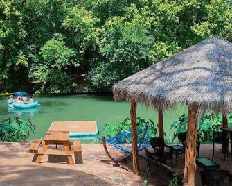 The place you have been looking for! Brand new Cabin on gorgeous Creek! - RC4 - Cibolo - Patio