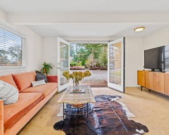 Vineyard View Home with a Complimentary Wine Tasting - Calistoga - Living room
