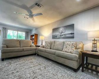 Cute Cottage with 3 min walk to beach with bikes! - Jekyll Island - Living room