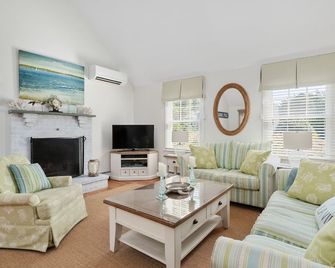 Unique Oyster Pond 3bd-2ba home in private setting close to downtown. - Chatham - Living room