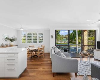 Sanctuary Court Unit 4 - Currumbin - Living room