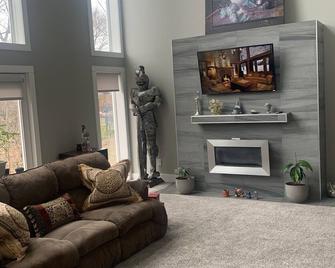Modern Marble Getaway! - West Bloomfield - Living room