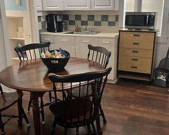 Cozy, Studio In Johnson City By Uhs, Lou - Johnson City - Dining room