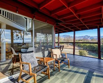 Mid Century Creekside Cabin with Hot Tub - Wofford Heights - Balcony