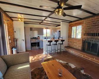 Dogwood Flats - A cozy guest house in the oak trees! - Sonoita - Living room