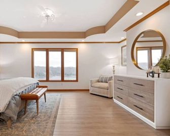 Lake Mansion On The Hill wPanoramic Views & Dock - Lynchburg