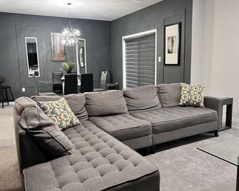 Spacious 4-Bedroom Home, Comfortably Sleeps 10 - Barrie - Living room