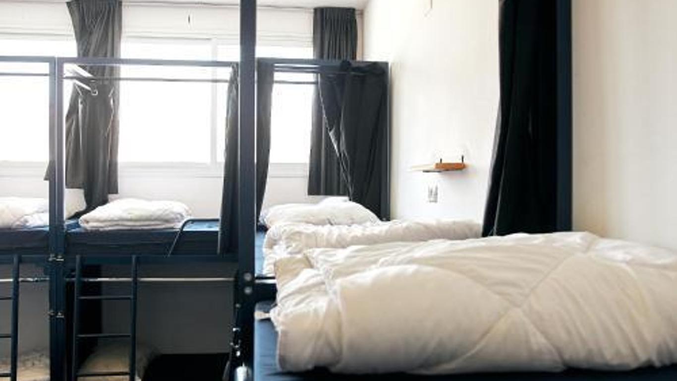 Jungle Jaffa Hostel Age 18 to 45