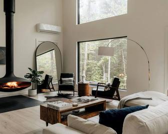 Modern Luxury 2-bedroom house in peaceful Haines Falls with AC, WiFi, Large TVs - Haines Falls - Sala de estar