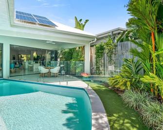 Belle Escapes Luxury Beach Edge - Palm Cove - Piscină
