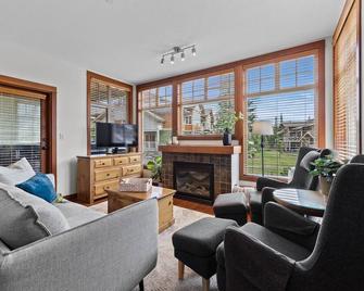 Outdoor Adventure at Sun Peaks 33 - True Ski In/Out Access - Sun Peaks - Living room