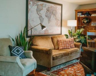 Waterfront retreat near Hershey Park. Sleeps 10. - Middletown - Living room