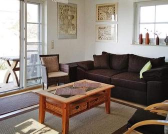Holiday home in Vieregge with terrace - Neuenkirchen auf Ruegen - Sala de estar