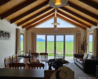 The Lodge, with Mt Cook views - Twizel - Dining room
