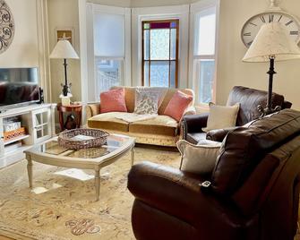 Victorian Getaway Close To Beach, Downtown And Train! - Ipswich - Living room