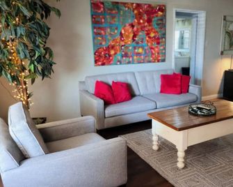Charming Hideaway - Bakersfield - Salon