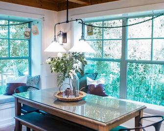 \'Creekside Cottage\' w/ Rustic Cabin (Sleeps 25) - Montpelier - Restaurante