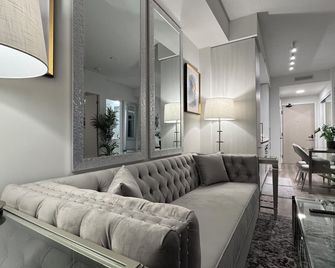 Executive 1 Bedroom Vaughan Metropolitan Condo - Vaughan - Living room