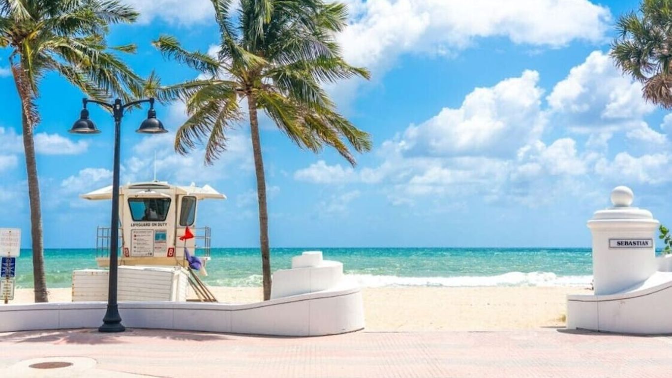 Great Escape Apartments by Lowkl