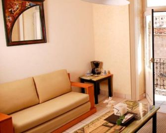 Hotel & Suites Galeria - Morelia - Oturma odası