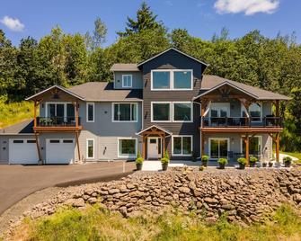 Perched on the Edge! Stunning Bluff with Wide River Views @ Kalama Oaks Lodge - Kelso - Edificio