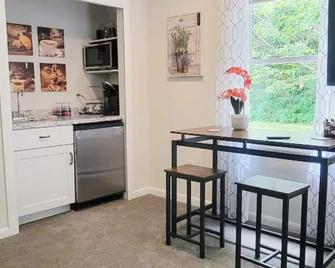 Country Get Away 1 Bedroom Apartment - Elkton - Kitchen