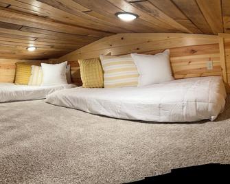 Cozy Cabin Tiny House in Glendive 1 mile from Makoshika State Park! Pet friendly - Glendive - Bedroom