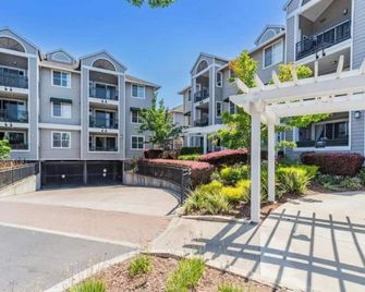 Cozy Contemporary one big bedroom in the Palo Alto area, close to Stanford, CA, a nice & relaxing place - Palo Alto - Bygning