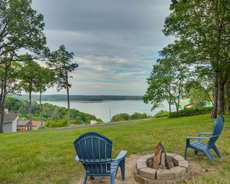 Norfork Lake-View Retreat w/ Covered Boat Parking - Mountain Home - Innenhof