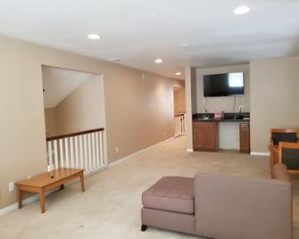 Home Sweet Home - Victorville - Living room