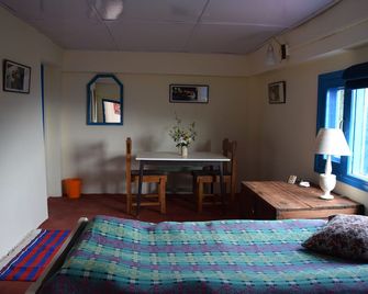 Himalayan Orchards Farmstay In The Shimla Hills - Kotkhai - Bedroom