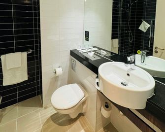 B&B Hotel Cambridge South - Cambridge - Bathroom