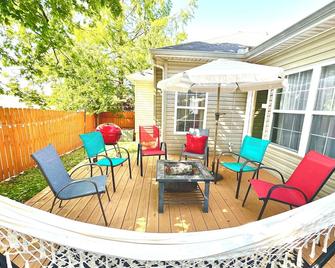 Spacious One-Story Near Downtown! Walk to Coffee! Firepit, Shuffleboard, Fence - Nashville - Patio