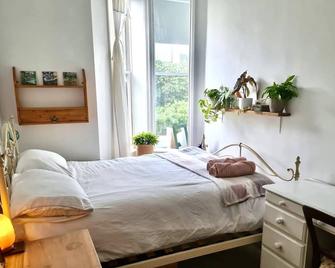 Large Victorian 4 bed apartment close to central London - New Malden - Bedroom