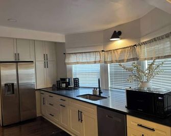 Sleeps 10 Near Downtown Kc • Fire Pit • Workspace - Kansas City - Kitchen
