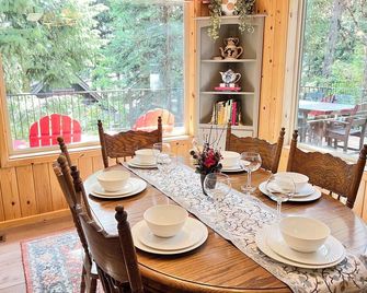 McCall ski cabin with vintage vibes and modern amenities, pet friendly - New Meadows - Dining room
