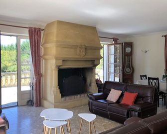 Spacious property in wooded grounds - not overlooked Monpazier - Private swimming pool - Monpazier - Living room