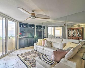 Gulf-View Hudson Condo in Waterfront Resort! - Hudson - Living room