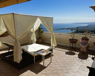 هوتل فيلا جريتا - تاورمينا - شرفة