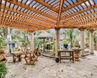 Cozy Oasis in SE Austin - Buda - Patio