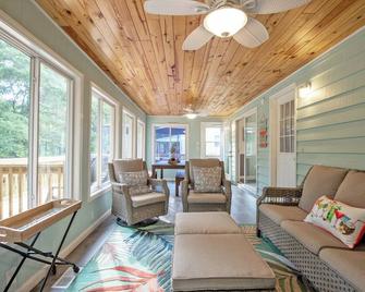 Beautiful Updated Clemson Lake House - 4 Miles from Downtown Clemson and the Stadium - Seneca - Obývací pokoj