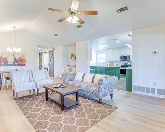 9 Mi to Ray Roberts Lake Texas Retreat with Pool - Sanger - Living room