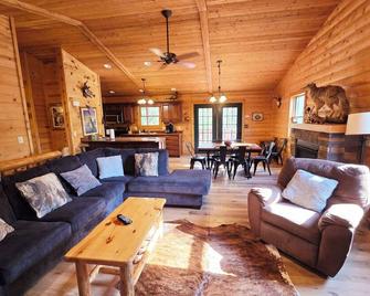 Timber Ridge Lodge w/ hot tub & POOL! - Harpers Ferry - Living room